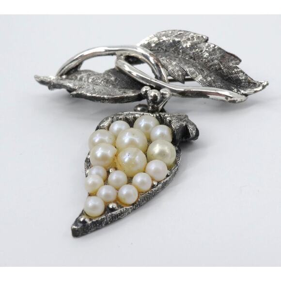 Vintage Tortolani Grape Brooch Silver Tone Faux Pearl Signed - Picture 8 of 12